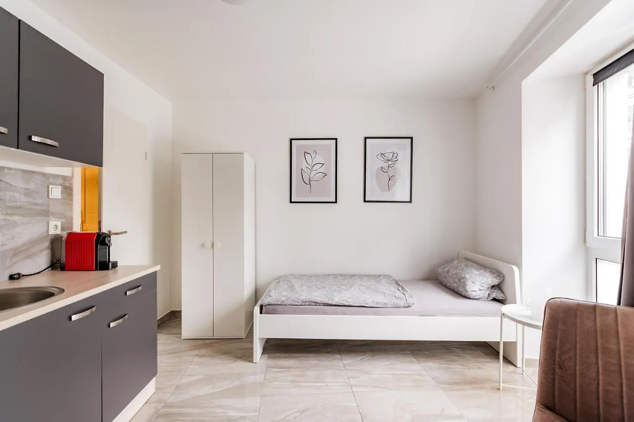 Apartments Κολωνία 0*,